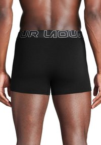 Schwarze Boxershorts mit einem breiten, kontrastierenden Schriftzug im Bund, aus einem glatten Stoff gefertigt, mit einer engen Passform und ohne sichtbare Muster.