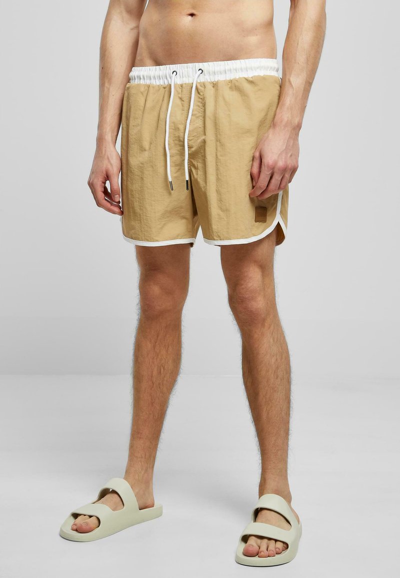 Khaki badedraktshorts med hvit elastisk midje og snøring, sidelommer og hvit trim. Jevn tekstur med en litt rynkete finish.