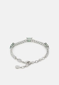 Strieborný náramok s kamene v smaragdovom brúsení a jasnými kubickými zirkónmi, s uzatváraním na sponu a nastaviteľným reťazcom.