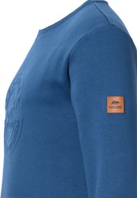 Sudadera de algodón azul con cuello redondo, logo bordado en la parte frontal y etiqueta de cuero marrón en la manga.