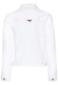 Giacca di denim bianco con colletto classico, maniche lunghe, polsini con bottoni a pressione e una parte posteriore con un piccolo dettaglio rosso, bianco e blu.