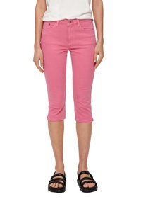 Roze cropped jeans van een katoenmix, met een slim fit, vijf zakken en een knoopsluiting. Gekocht met zwarte sandalen.