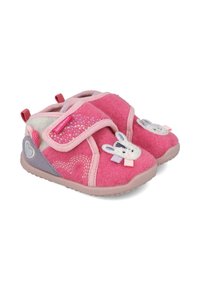 Zapatillas de fieltro rosa con una correa de cierre por gancho y bucle, que presentan aplicaciones de conejitos y acentos de purpurina. Suela texturizada y detalle en forma de corazón en el lateral.