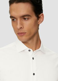 s.Oliver BLACK LABEL TAILORED FIT - Businesshemd - weiß
