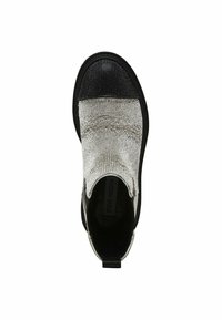 Bottines noires et argentées avec un dessus texturé, présentant un bout rond et un design épuré. Panneaux latéraux élastiques et semelle intérieure avec logo.