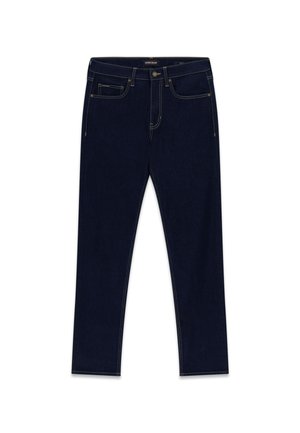 Vaqueros de mezclilla azul oscuro con corte slim, piernas rectas, costuras amarillas, cierre de botón y cinco bolsillos, incluyendo uno para monedas.