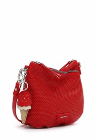 Rød perforeret læder crossover taske med sølvhardware, dobbelt lynlås lukninger og en isvaflecharmer hængende.