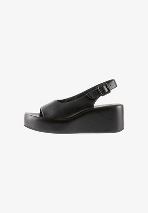 Zwarte platform slingback sandaal met open teen en verstelbare gesp, voorzien van een dikke zool en een glad lederen afwerking.