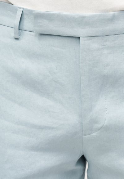 Ανοιχτό μπλε λινό παντελόνι με θηλιές για ζώνη και κρυφό εμπρόσθιο φερμουάρ.