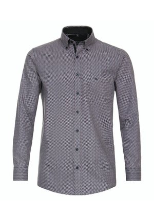 Langarmhemd mit geometrischem Muster in Marineblau und Weiß. Es hat einen Button-Down-Kragen, eine Brusttasche und schwarze Knöpfe.