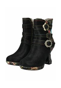 Stivali alla caviglia in suede nero con tre cinturini decorativi, suola con motivo floreale e un tacco spesso nero con ritagli a forma di pizzo.