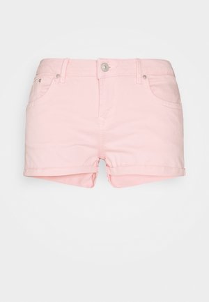 Short en coton rose clair avec ourlets retournés, bouton à l'avant, fermeture éclair, passants de ceinture et poches avant sur fond uni.