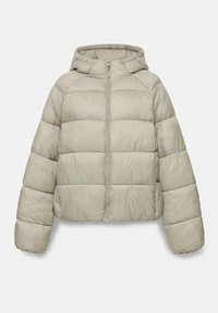 Doudoune beige clair avec matelassage horizontal, manches longues, fermeture éclair à l'avant et capuche attachée sur un fond uni.