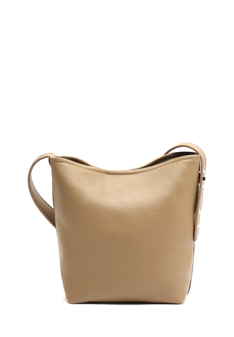 Borsa a tracolla in pelle beige con una forma morbida e strutturata, una sola tracolla e un design minimalista senza motivi o decorazioni visibili.