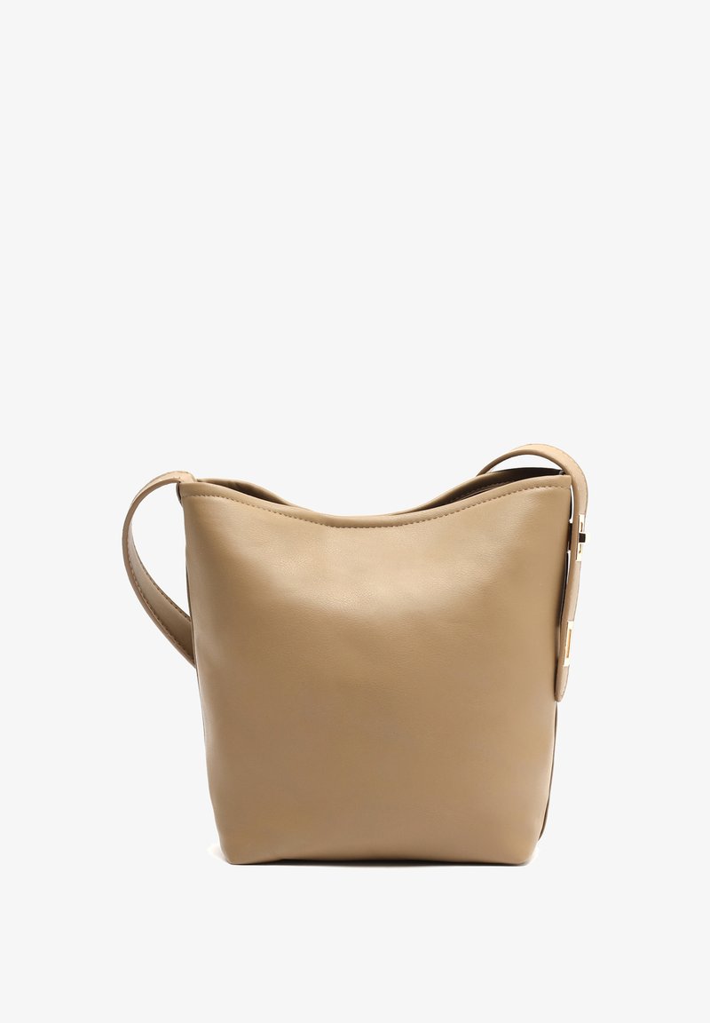 Borsa a tracolla in pelle beige con una forma morbida e strutturata, una sola tracolla e un design minimalista senza motivi o decorazioni visibili.