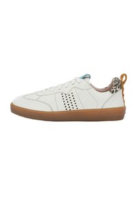 Sneaker bianco con lati perforati, suola in gomma testurizzata color tan e un accento leopardato sul tallone. Presenta occhielli e lacci turchesi.