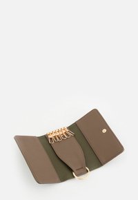 Porte-clés en cuir marron et vert avec un anneau doré et six crochets pour clés, présentant un extérieur texturé et un intérieur lisse.
