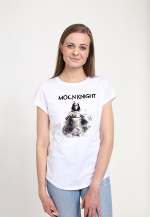 Hvid bomulds T-shirt med et sort og gråt grafisk billede af en karakter i en hætteklædte kappe, med teksten "MOON KNIGHT" over billedet.