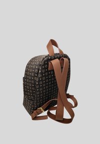 Cinghie in pelle marrone si collegano a uno zaino in tessuto nero caratterizzato da un motivo ripetuto di lettere dorate, forma arrotondata e tasca con cerniera.