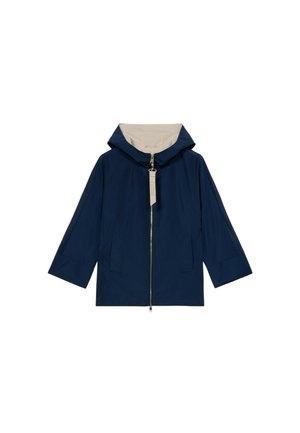 Giacca impermeabile navy con zip frontale, grande cappuccio, due tasche laterali e fodera interna beige. Maniche corte, design minimalista.