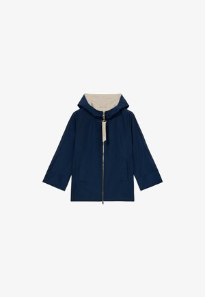 Marineblaue wasserdichte Jacke mit einem Vorderreißverschluss, einer großen Kapuze, zwei Seitentaschen und einem beigen Innenfutter. Kurze Ärmel, minimalistisches Design.