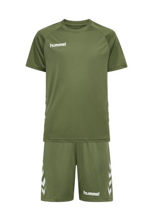 Olijfgroene sportoutfit bestaande uit een T-shirt met korte mouwen en shorts, gemaakt van lichtgewicht stof, met witte accenten en logo's.