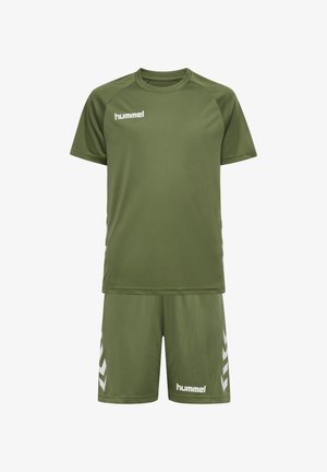 Olivgrön sportklädsel bestående av en kortärmad topp och shorts, tillverkad av ett lätt material, med vita detaljer och logotyper.