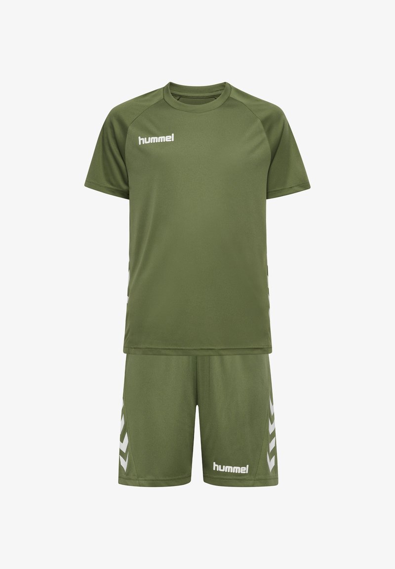 Olivgrünes Sportoutfit mit einem Kurzarmoberteil und Shorts, aus leichtem Stoff, mit weißen Akzenten und Logos.