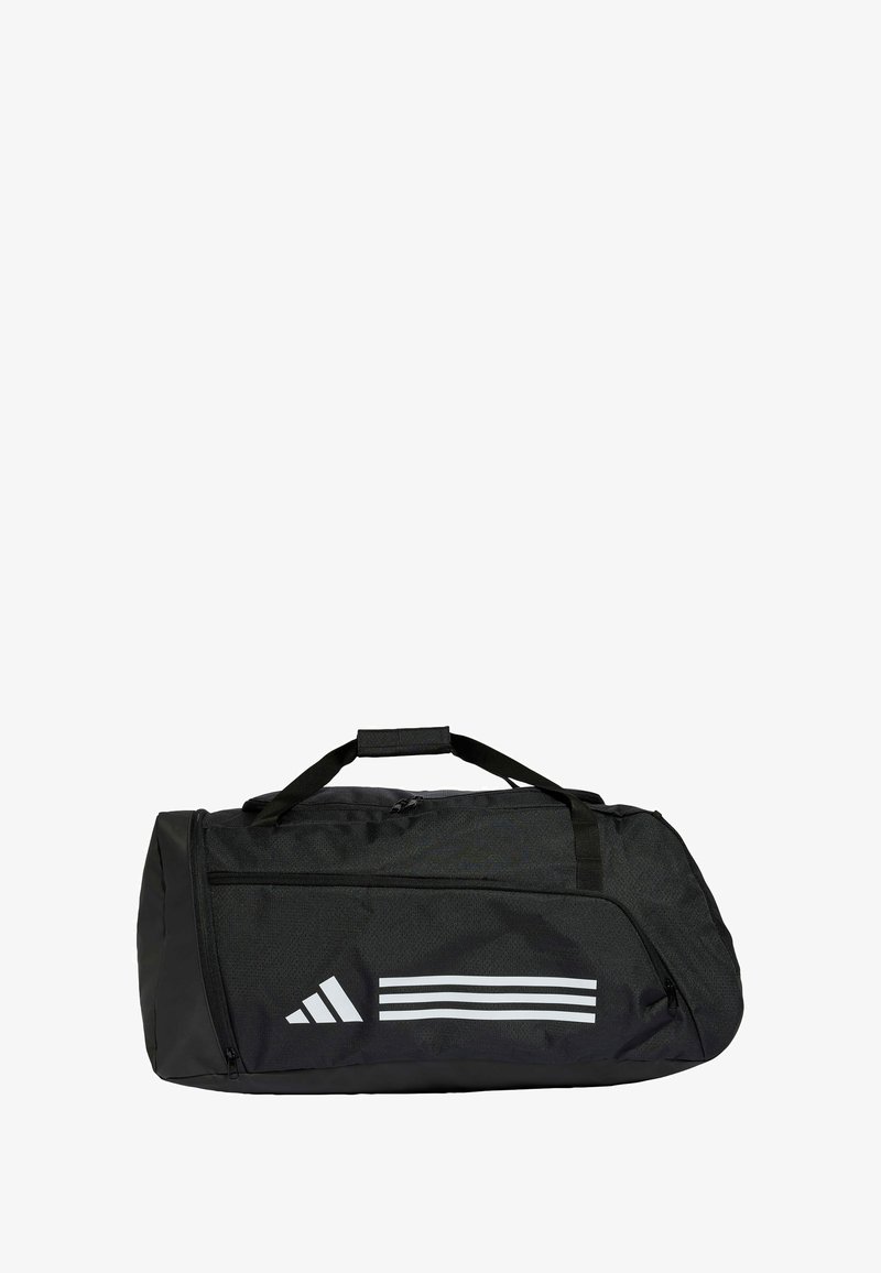 Sort duffel bag med en tekstureret overflade, der har en top-håndtag, sidelomme med lynlås og tre hvide stribede accenter. Lavet af holdbart materiale.