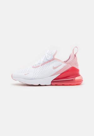 Biało-różowy sneaker Nike Air Max 270 z przewiewną siateczką na cholewce i widoczną czerwoną poduszką powietrzną w podeszwie, widok z boku.