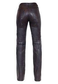 Bruine leren broek met een rechte pasvorm, voorzien van achterzakken en een gladde, gevarieerde afwerking. Stikseldetails zichtbaar langs de naden.