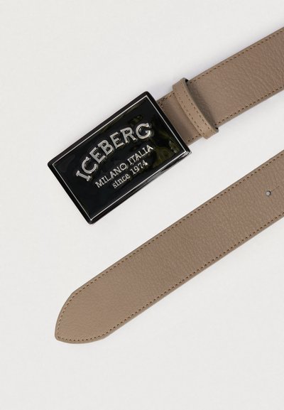 Ζώνη από ταμπά δέρμα με ορθογώνια αγκράφα από μαύρο σμάλτο που φέρει ανάγλυφη τη φράση "ICEBERG MILANO ITALIA since 1974" σε ασημί γράμματα.
