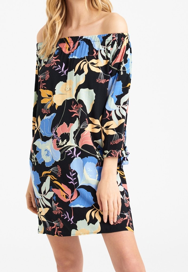 Robe à épaules dénudées en tissu léger, avec un fond noir orné de motifs floraux colorés en bleu, rose et jaune.