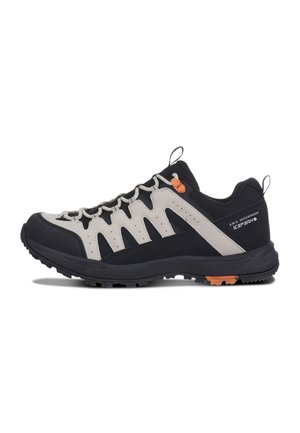 Zapato de senderismo impermeable negro y gris con suela resistente, cierre con cordones en la parte delantera y detalle de bloqueo de cordones naranja en el lateral.