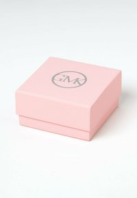 Rosa presentask med matt yta, fyrkantig form och en grå cirkulär logotyp präglad på toppen. Stängd, utan synligt innehåll.