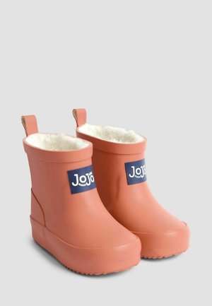 Roosa kummist vihmasaapad, mille sees on vale karusnahk, madala pahkluu disain ja logotamp kühveldel. Omavad tõmblukke lihtsaks jalga panemiseks.