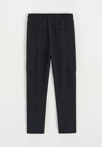 Pantalons cargo noirs avec une taille élastique, deux poches avant et deux poches arrière. Texture lisse et design à jambe droite.