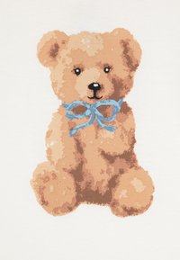 Orsetto di peluche con pelliccia marrone chiaro, orecchie rotonde e un fiocco blu. Presenta una consistenza morbida e occhi scuri. Lo sfondo è bianco.