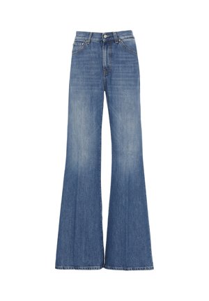 Jeans di denim blu a vita alta con gamba larga a zampa, chiusura frontale con bottone e cerniera, e tasche anteriori.