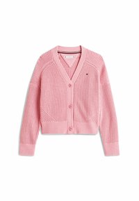 Gilet en tricot rose avec un col en V, des manches longues et une fermeture à boutons. Il présente des poignets côtelés épais et un petit logo sur le côté gauche.