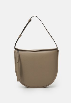Borsa a tracolla beige dalla forma curva, texture liscia, chiusura superiore con zip e tracolla regolabile. Presenta un dettaglio sottile con zip.
