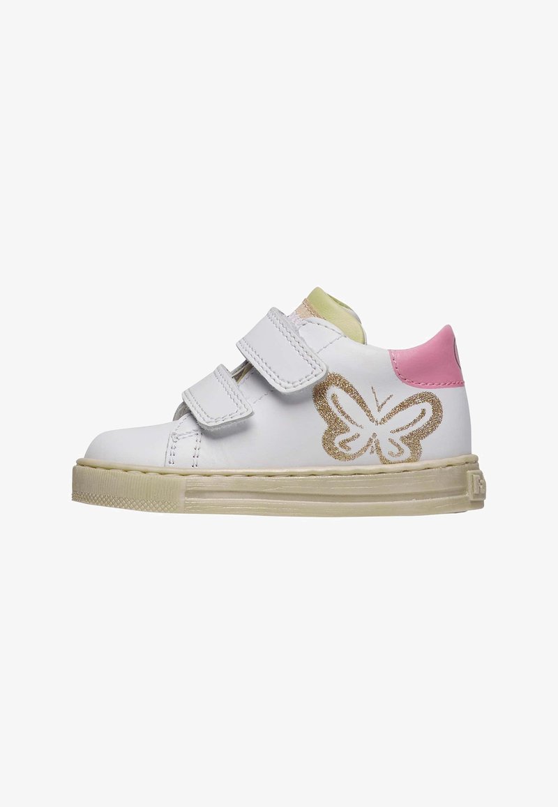 Sneaker blanche avec deux bandes Velcro, ornée d'un accent rose et vert au talon, et d'un design de papillon pailleté sur le côté.