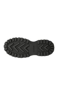 Semelle de chaussure en caoutchouc noir avec un motif de tread en zigzag, comportant des rainures et des sections profondes, offrant une adhérence sur diverses surfaces.
