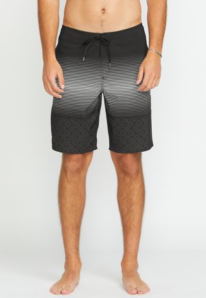 Herren Bade Shorts aus einem Stoff mit einem Farbverlauf-Streifen Design in Schwarz und Grau, mit einem strukturierten Rautenmuster im unteren Bereich.
