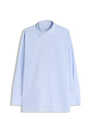 Svijetloplava košulja dugih rukava od pamuka, s klasičnim ovratnikom, prednjim kopčanjem na gumbe i opuštenim krojem.