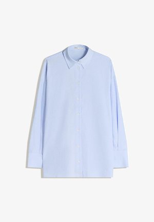Svijetloplava košulja dugih rukava od pamuka, s klasičnim ovratnikom, prednjim kopčanjem na gumbe i opuštenim krojem.