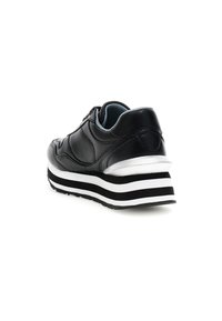Sneaker in pelle nera con una suola a piattaforma striata alta bianca e nera, forma arrotondata e superficie liscia. Presenta un interno imbottito.