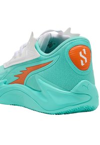 Scarpa da corsa turchese con tomaia strutturata, dettagli arancioni e lacci bianchi. Presenta un design curvo e un motivo distintivo della suola.