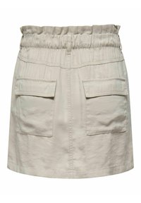 Falda beige con cinturilla elástica fruncida, que cuenta con dos bolsillos frontales y un corte recto. Tejido suave con una textura lisa.