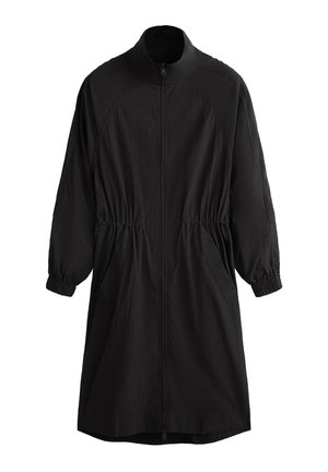 Manteau noir avec un col haut, fermeture éclair à l'avant et taille froncée. Il possède de longues manches élastiques et des poches latérales. Tissu léger.